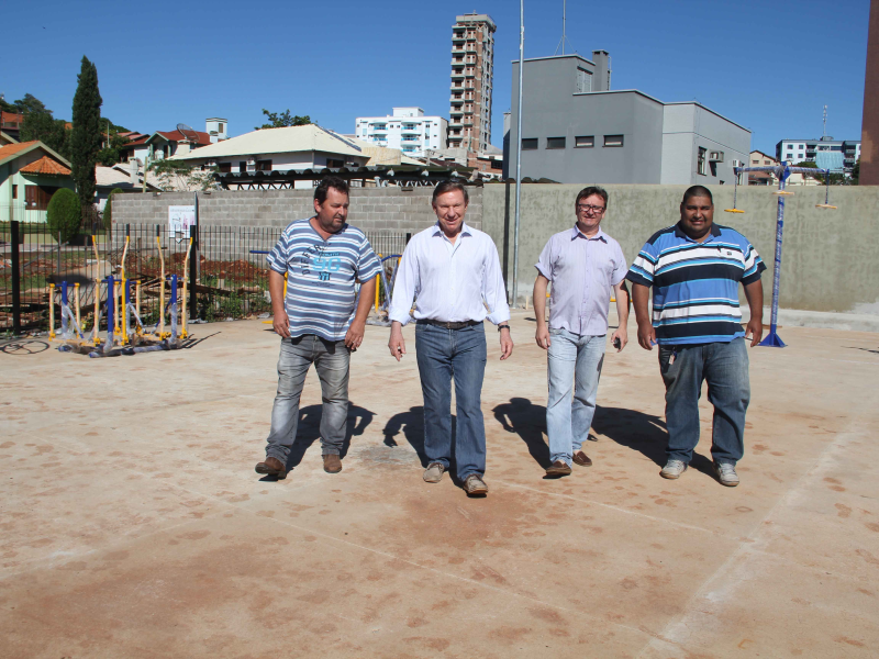 EXECUTIVO ACOMPANHA OBRA NO BAIRRO ORIENTAL